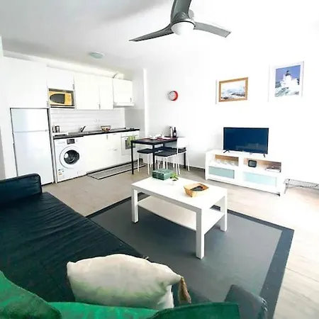 Bright Appartement, Renovated, Wi- Fi & Parking アパート