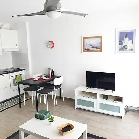 Bright Appartement, Renovated, Wi- Fi & Parking アパート