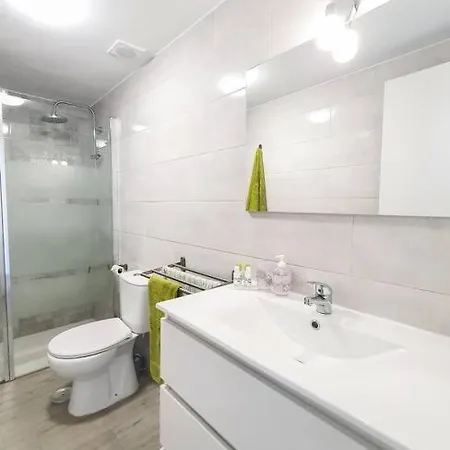 Bright Appartement, Renovated, Wi- Fi & Parking アパート コスタ・デ・アンティグア
