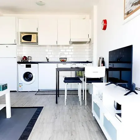 Bright Appartement, Renovated, Wi- Fi & Parking アパート